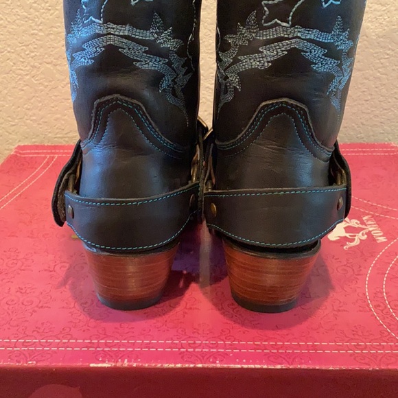 Reyme Boot - Authentic Leather - gently worn - still smells of leather! Size 9 - Picture 7 of 15